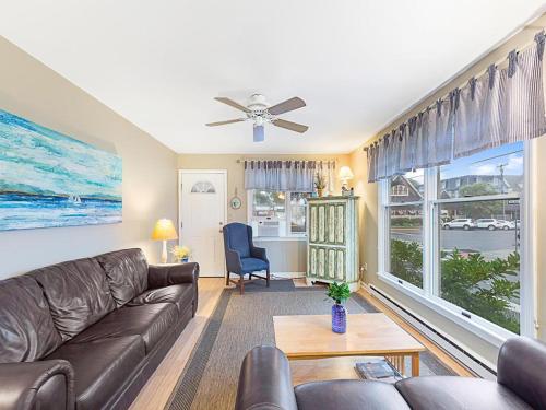 ein Wohnzimmer mit Sofa und Tisch in der Unterkunft Wifi, Ourdoor Shower, Porch Ocean Side 1St Floor Duplex, A Short Walk From The Best Lbi Attractions, A Small Park, And The Beach, in Beach Haven