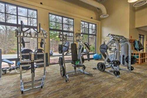 Fitness centrum a/nebo fitness zařízení v ubytování Serenity Now Big Canoe Mountain Home!