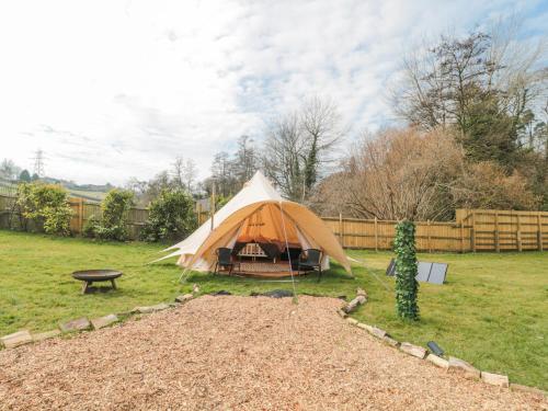 Taman di luar Bell tent 2