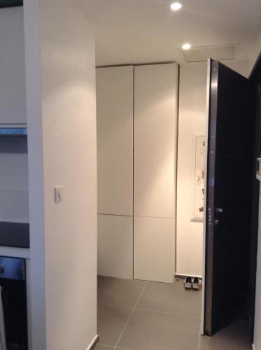 un couloir avec des armoires blanches dans une chambre dans l'établissement Marina d'Oru Studio Propriano, à Propriano