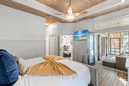sypialnia z łóżkiem i wentylatorem sufitowym w obiekcie Camp Seabreeze w mieście Inlet Beach