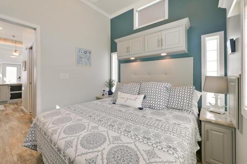 Katil atau katil-katil dalam bilik di Boat and Fish Waterfront Gem in Sherrills Ford!