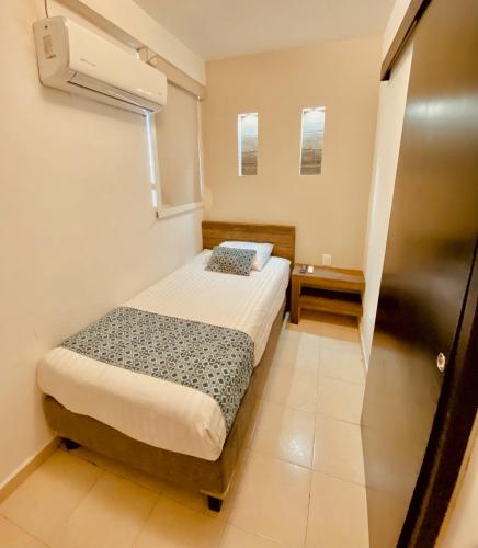 a small room with a bed and a window at FRENTE PLAYA vista al mar, PISCINA DE USO EXCLUSIVO in Boca del Río