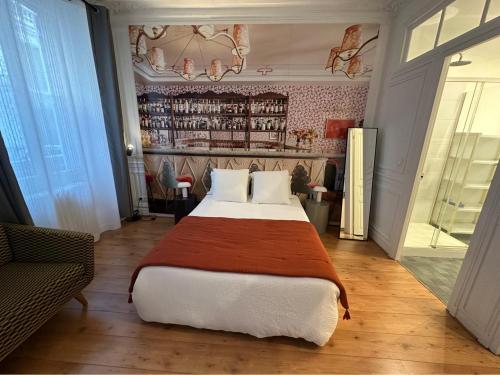 - une chambre avec un grand lit et un bar dans l'établissement appartement Paris 8, à Paris
