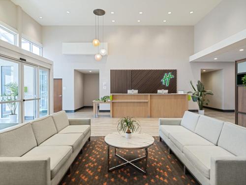 Area soggiorno di Holiday Inn & Suites Orlando - I-Drive - Theme Parks by IHG