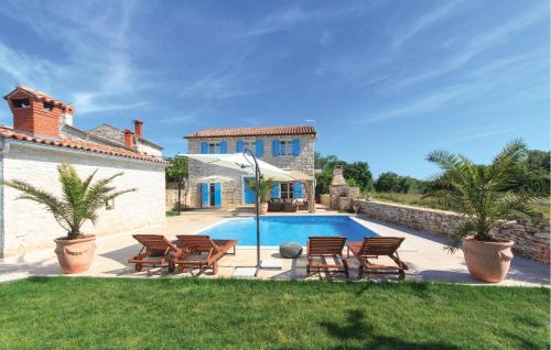 Villa con piscina, sillas y casa en Stunning Home In Hrboki, en Hrboki