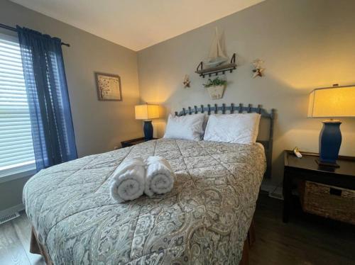 Ένα ή περισσότερα κρεβάτια σε δωμάτιο στο Chesapeake Chalet- Cozy,Close to Hard Rock and All