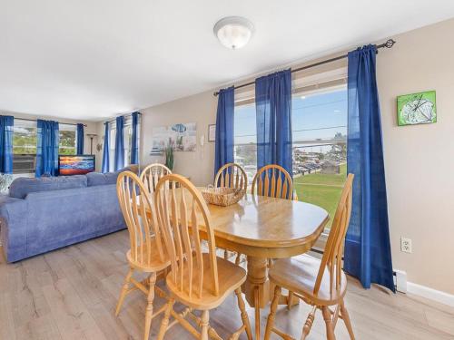 ein Esszimmer mit Tisch und Stühlen und einer Couch in der Unterkunft Wifi, Outdoor Shower, Deck, Ocean Side 2Nd Floor Duplex Ocean Side 1St Floor Duplex, A Short Walk From The Best Lbi Attractions, A Small Park, And, in Beach Haven