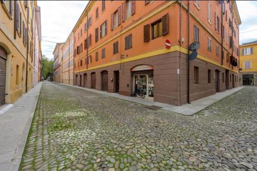 a cobblestone street in front of a building at La sosta 2-Casa accanto alla stazione dei treni in Modena