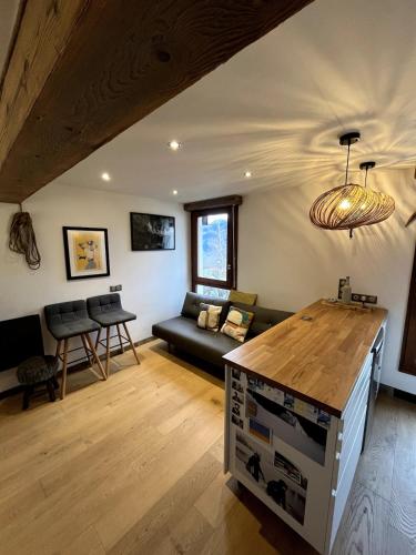 un salon avec un canapé et une table dans l'établissement Au coeur du village, à Combloux
