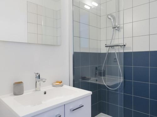 W łazience znajduje się prysznic, umywalka i prysznic. w obiekcie Studio calme rénové, balcon, Wifi, parking inclus, proche Transarc et commerces - FR-1-346-345 w mieście Arc 1800