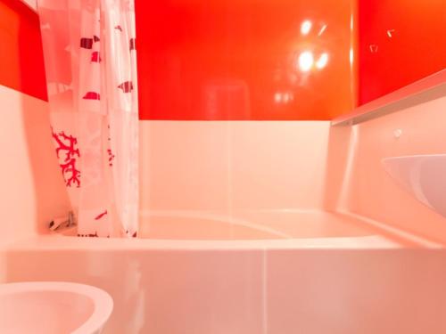 ein Badezimmer mit Toilette und Duschvorhang in der Unterkunft Appartement avec balcon pour 6 pers., WiFi gratuit, Les Arcs 1800 - FR-1-346-407 in Arc 1800