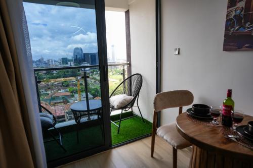 Μπαλκόνι ή βεράντα στο Westlands Luxe, Rooftop Pool, Gym, 13th Floor Views