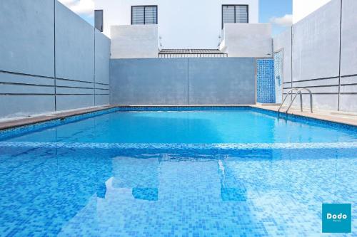 a swimming pool with blue water in a building at Residencial a 5 min. de plaza comercial in Mazatlán