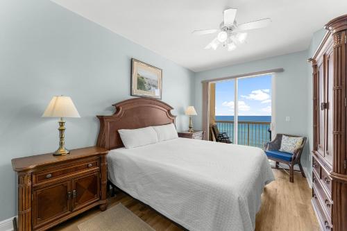 una camera da letto con un letto e una finestra di Celadon #0808 a Panama City Beach