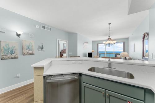 una cucina con lavello e un soggiorno di Celadon #0808 a Panama City Beach