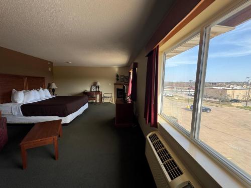 Postel nebo postele na pokoji v ubytování FairBridge Inn & Suites McAlester