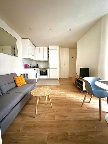 un salon avec un canapé et une table dans l'établissement Modern & Central Apartment, à Paris