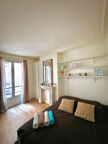 une chambre avec un lit avec deux serviettes dessus dans l'établissement Modern & Central Apartment, à Paris