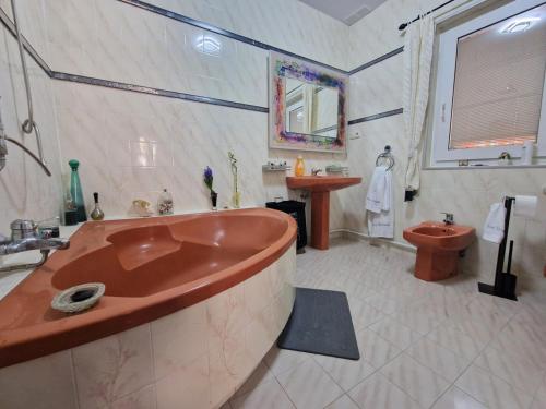a large bathroom with a tub and a toilet at Piso vacacional en Casa Carroucha in Valga