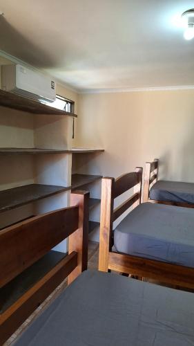 a small room with two beds and a table at Casa Completa até 20 pessoas in Ribeirão Preto