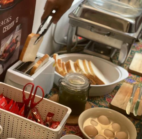 een persoon maakt een sandwich in een keuken bij Heritage House 123 in George Town