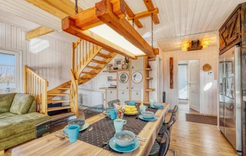 Ruang duduk di Beautiful Home In Zerpenschleuse