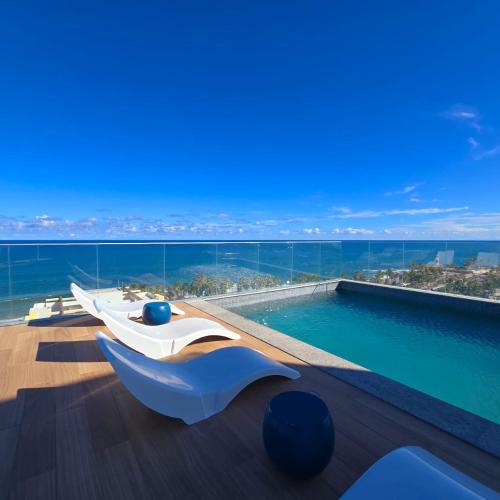 een zwembad met uitzicht op de oceaan bij Pedra do Sal Privilege in Salvador