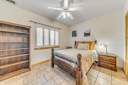 2 Mi to Dtwn Cloudcroft Home with Furnished Deckにあるベッド