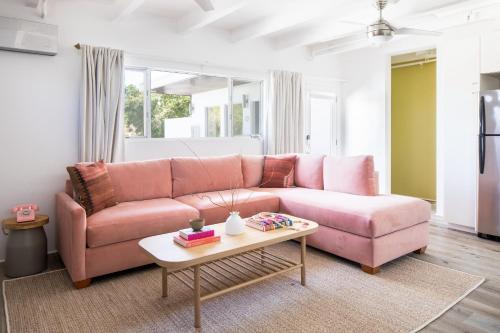 Χώρος καθιστικού στο The Wesley by AvantStay Mid-Century Modern Oasis with Pool