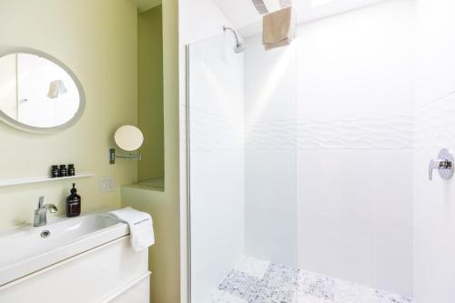 Ένα μπάνιο στο The Wesley by AvantStay Mid-Century Modern Oasis with Pool