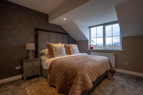 Postel nebo postele na pokoji v ubytování Muckross Luxury Residences