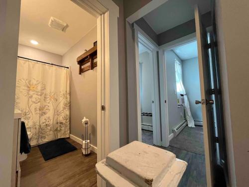 einen Flur mit einer Tür, die zu einem Zimmer mit Bad führt in der Unterkunft Blue Anchor Estate-BEACH BLOCK in the Orange Loop in Atlantic City