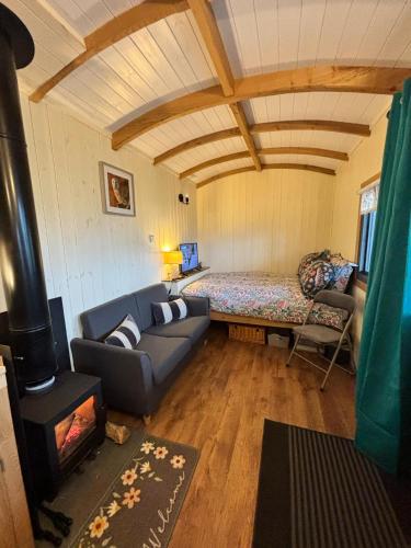 a living room with a couch and a bed at Dark Skies den in Fryup