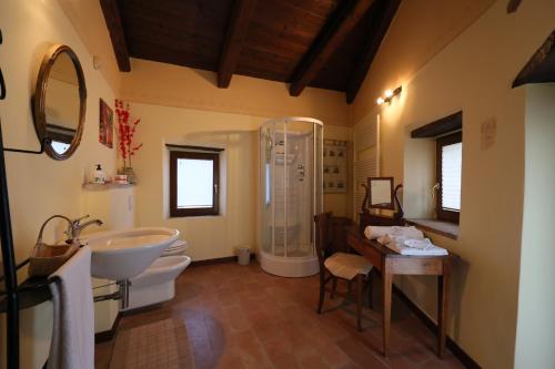 a bathroom with a sink toilet and a shower at Splendida casa in sasso in borgo in Canossa