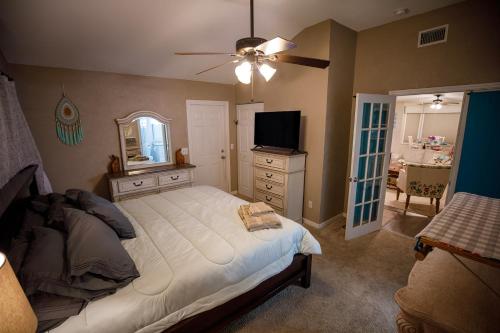 Katil atau katil-katil dalam bilik di Amazing "NEW" Cottage Hot Tub Minutes To Beaches - Coastal Comfort Awaits