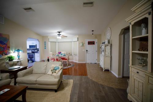 Ruang duduk di Amazing "NEW" Cottage Hot Tub Minutes To Beaches - Coastal Comfort Awaits