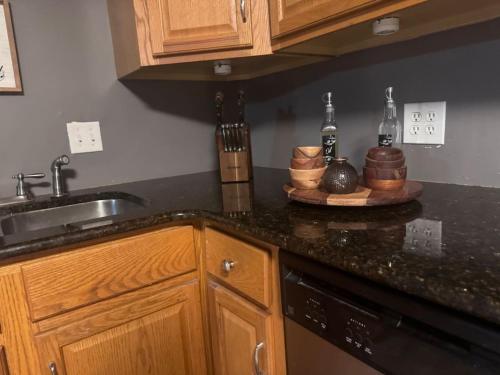 una cocina con fregadero y encimera en Large 2 story home with fenced back yard, en Indianápolis