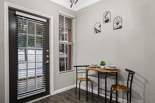 Gambar di galeri bagi Stay 2BR 2BA Pool Access di Fort Worth
