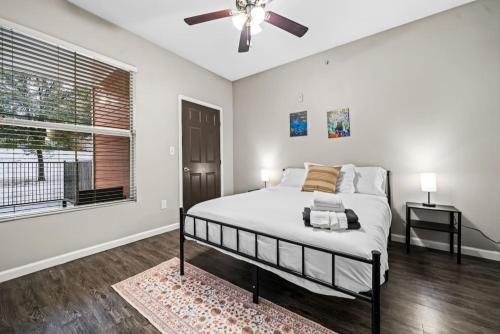 Katil atau katil-katil dalam bilik di Stay 2BR 2BA Pool Access