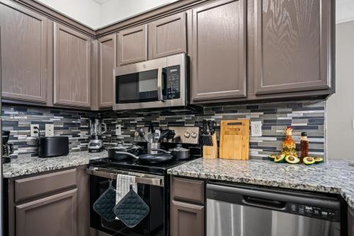 Dapur atau dapur kecil di Stay 2BR 2BA Pool Access