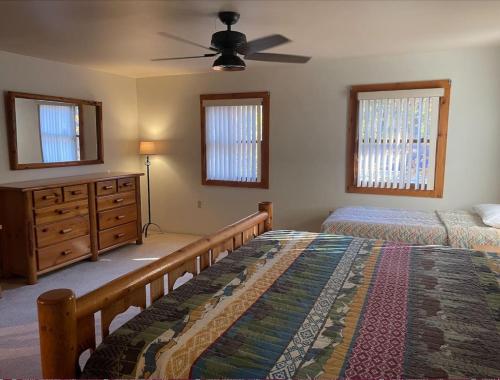 Postel nebo postele na pokoji v ubytování TB-19 Thunder Bay Resort Cabin 19