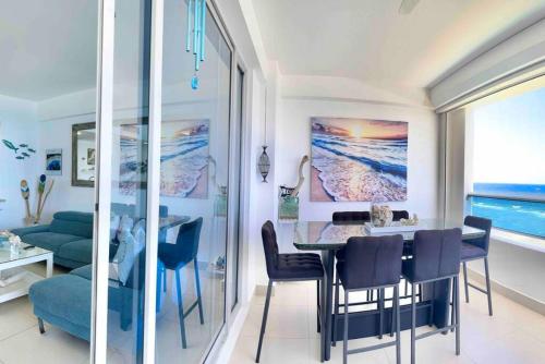 Ruang duduk di Cozy Beach Condo Great Views
