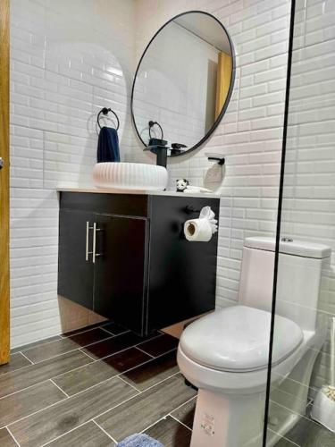 Bilik mandi di Cozy Beach Condo Great Views