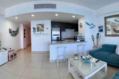 Dapur atau dapur kecil di Cozy Beach Condo Great Views