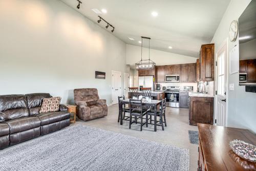 Dapur atau dapur kecil di Family-Friendly Apt with Lake Views in Ponca City!