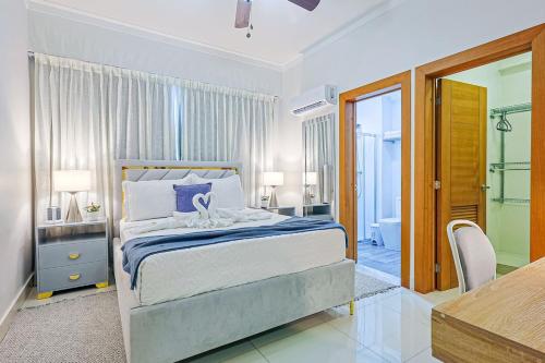 サントドミンゴにあるElegant Centric Apt Near allのベッドルーム1室(ベッド1台、デスク、バスルーム付)