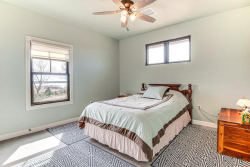 Katil atau katil-katil dalam bilik di Family-Friendly Apt with Lake Views in Ponca City!