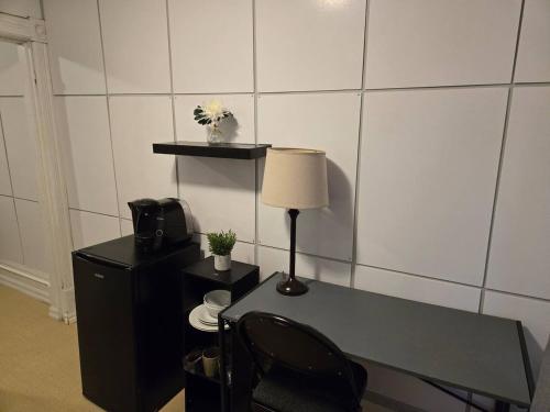 a desk with a lamp and a chair in a room at Jean st 4 personalite in Saint John