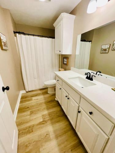 ein Badezimmer mit Waschbecken und Toilette in der Unterkunft Eastgate 13A in Hammond